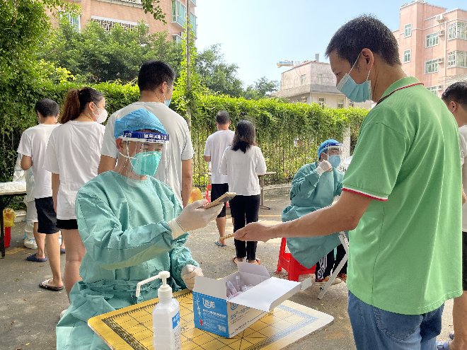 9月1日，鹽田區(qū)水務(wù)局黨員干部呂曉國支援梧桐社區(qū)核酸檢測工作.jpg
