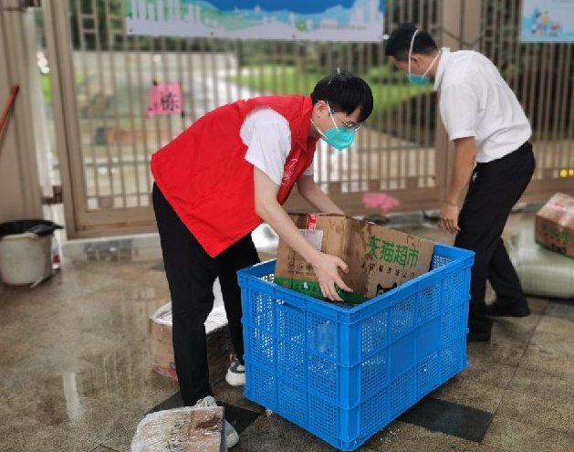 9月1日，區(qū)前期辦干部周智豪在鹽田街道東海社區(qū)御景佳園一期為居民搬運物資。.jpg